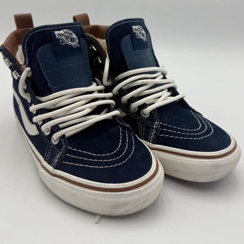 Vans Sk8-Hi MTE Sneakers in navy blue with white stitching